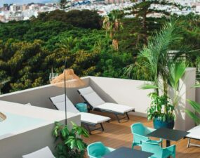 Terraza piscina solarium Hotel Taburiente en Santa Cruz de Tenerife